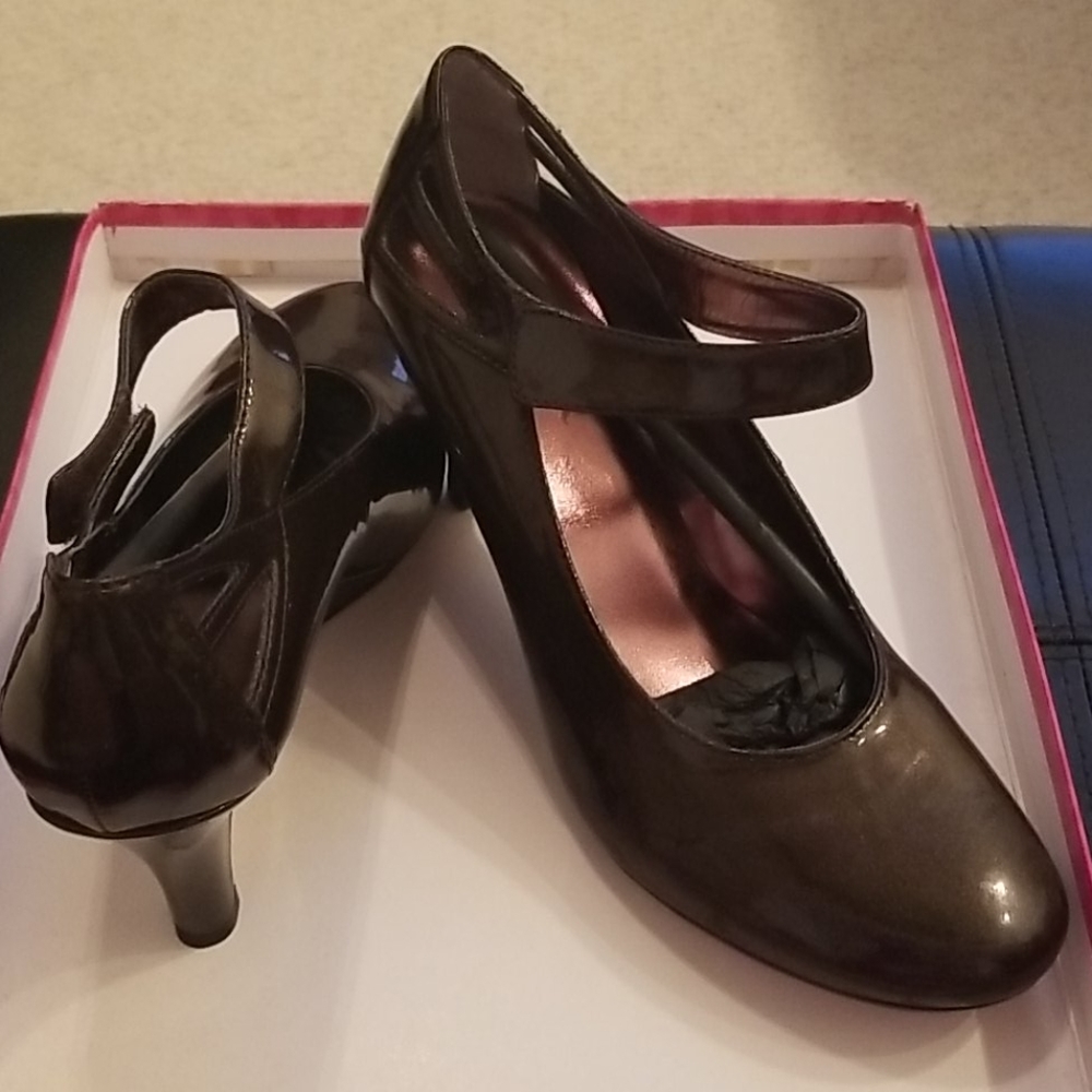 Shoes - Picture 7 of 8